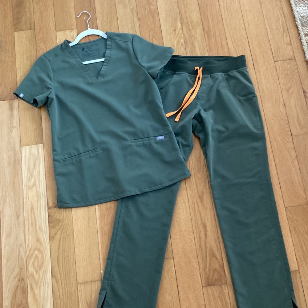 FIGS Moss Scrub Top and Bottom, XS Casma Top, XS Kades Bottom, beautiful & new!